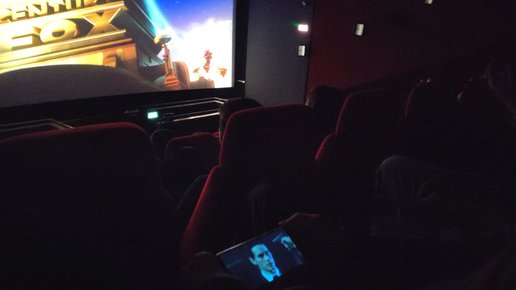 Картинка: В США посетитель кинотеатра предпочёл смотреть сериал Netflix на телефоне
