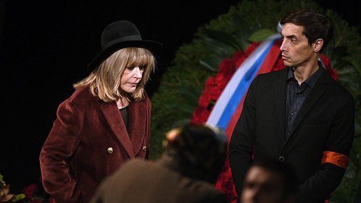 Картинка: Молча постояла у гроба! Пугачева удивила выбором одежды на прощании с Николаем Караченцовым
