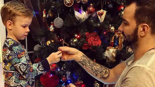 Картинка: Новый год близко: как звезды с детьми наряжают елки