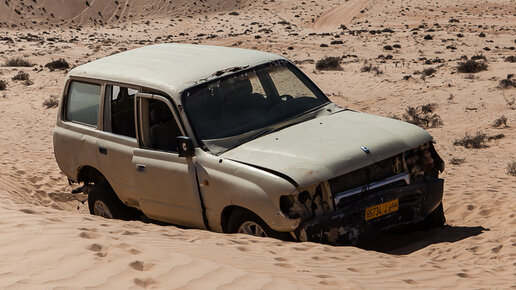 Картинка: Поехал в пустыню, а нашел брошенную Тойоту Лэндкрузер 
