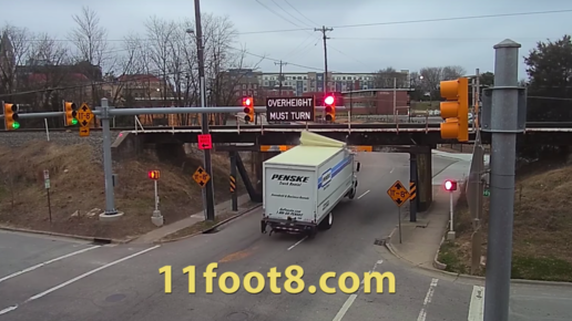 Картинка: «Открывашка» — мост в США, в который постоянно врезаются грузовики