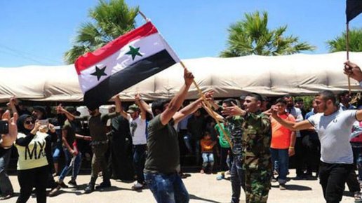 Картинка: Сирийцы празднуют поднятие флагов в освобожденных населенных пунктах Деръа